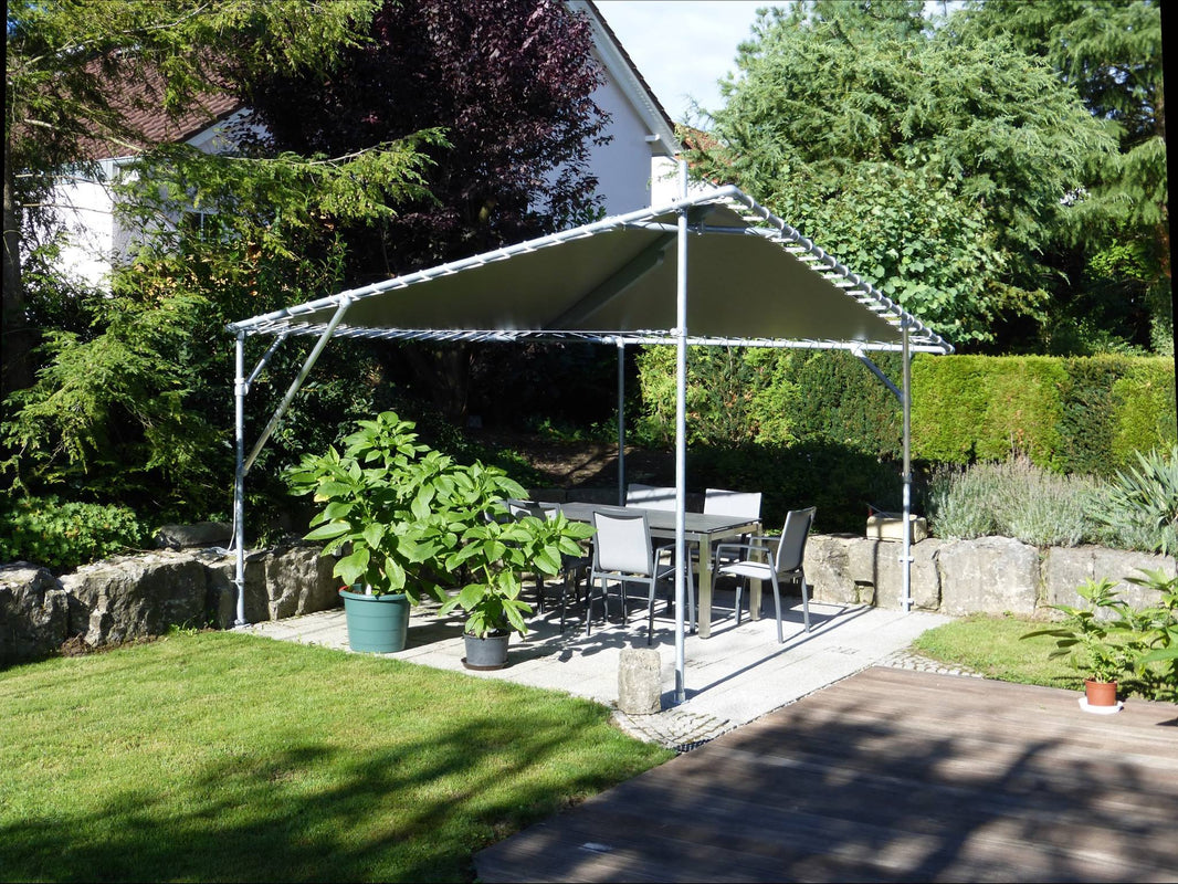 Alt-Text: Überdachte Terrasse mit Metallgestell und Sonnenschutz im Garten.