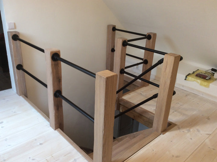 Treppengländer mit schwarze Rohre