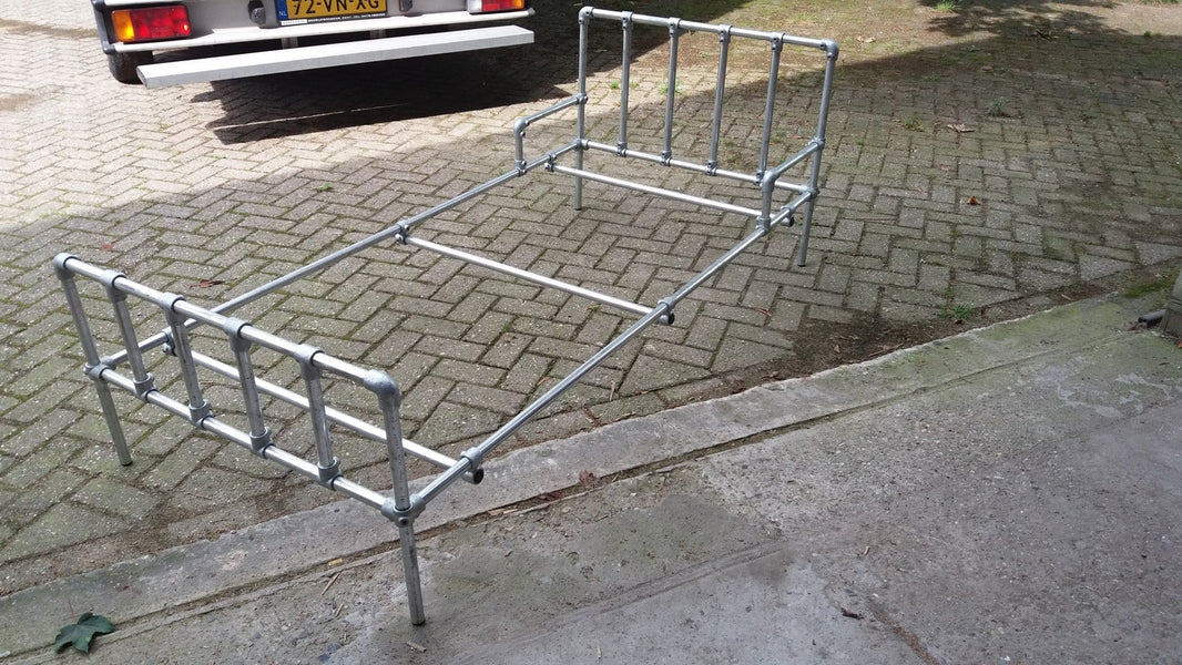 Bettgestell aus Rohrverbindern