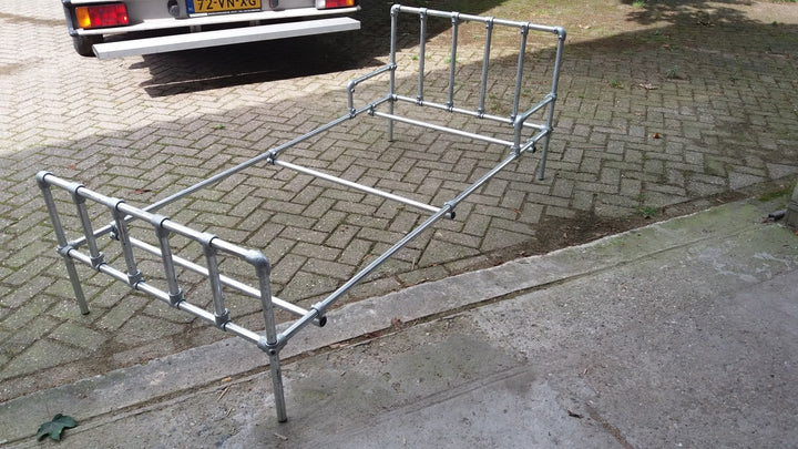 Bettgestell aus Rohrverbindern