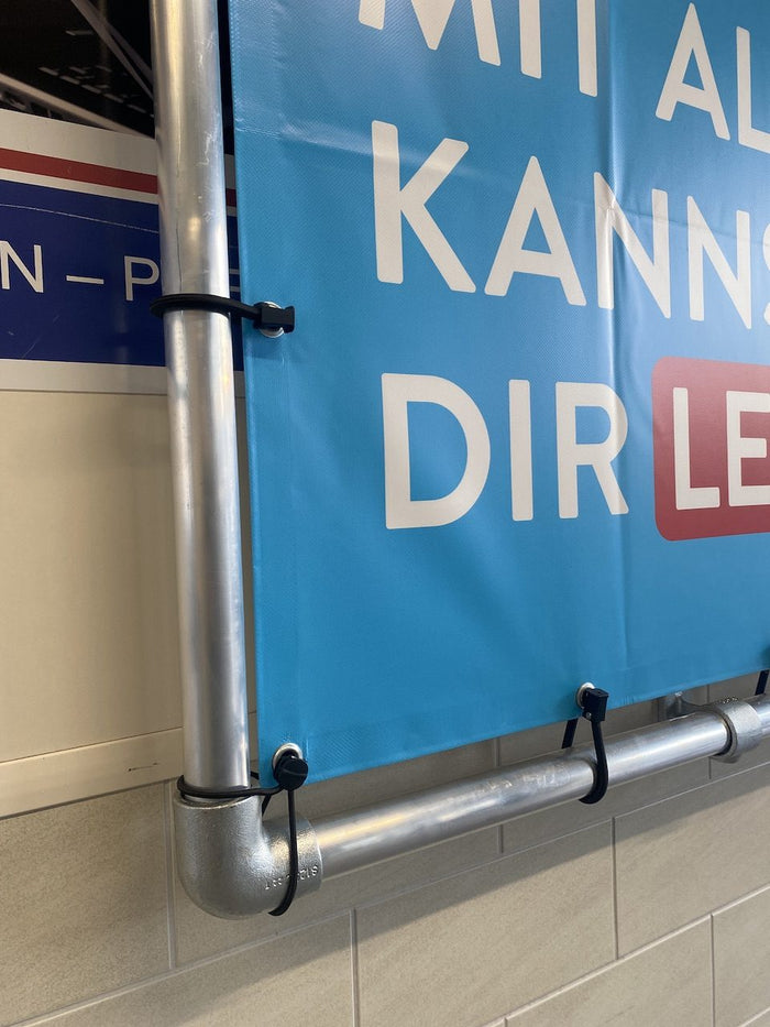 Anwendung Eckspannfix – Bannerbefestigung an Rohrrahmen mit Stormfixverschluss