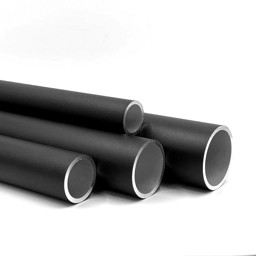 Schwarze runde Aluminiumrohre in mehreren Durchmessern – pulverbeschichtete Rohre für Konstruktionen und Interior-Projekte.
