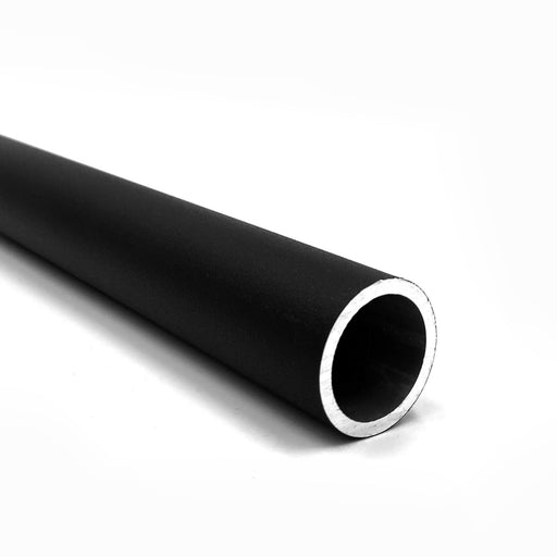 Schwarzes rundes Aluminiumrohr für Rohrsysteme und Möbelbau – Detailaufnahme der pulverbeschichteten Oberfläche.