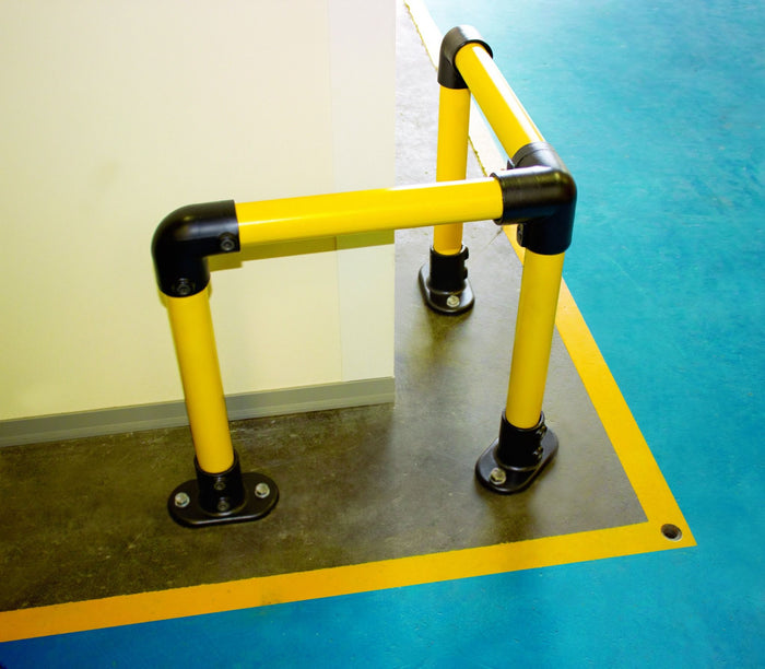 Gelbes Stahlrohr Geländer als Rammschutz im Industriebereich montiert