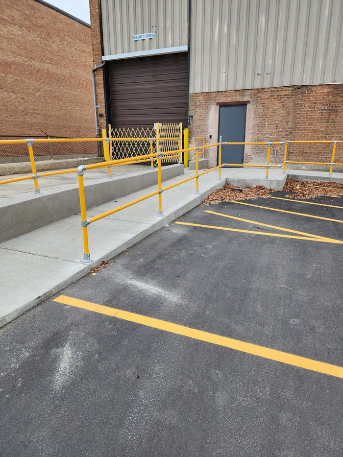 Industrie Rammschutz Geländer aus gelben Stahlrohren an Gebäuderampe