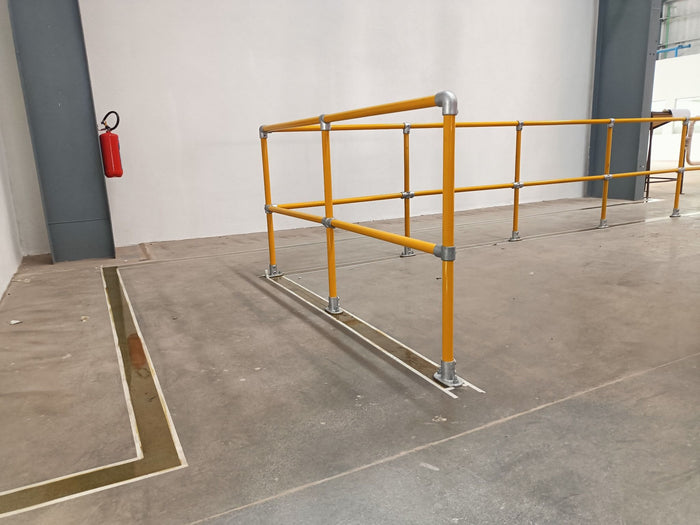 Stahlrohr Gelb STBY483 als Sicherheitsgeländer im Innenbereich einer Produktionshalle