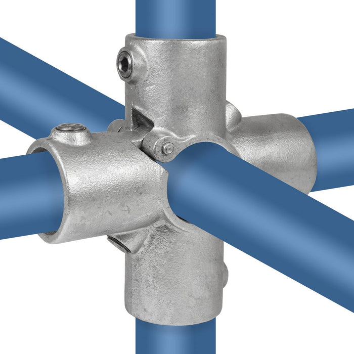 Offenes klappbares Vierweg-Kreuzstück Ø 48,3 mm aus galvanisiertem Stahl, ideal für stabile Gerüst- oder Rohrkonstruktionen.